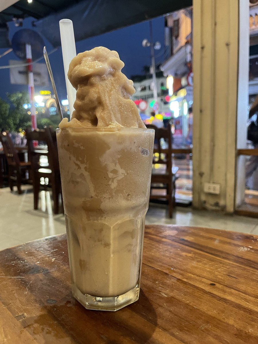 突然のスコールで雨宿り中！