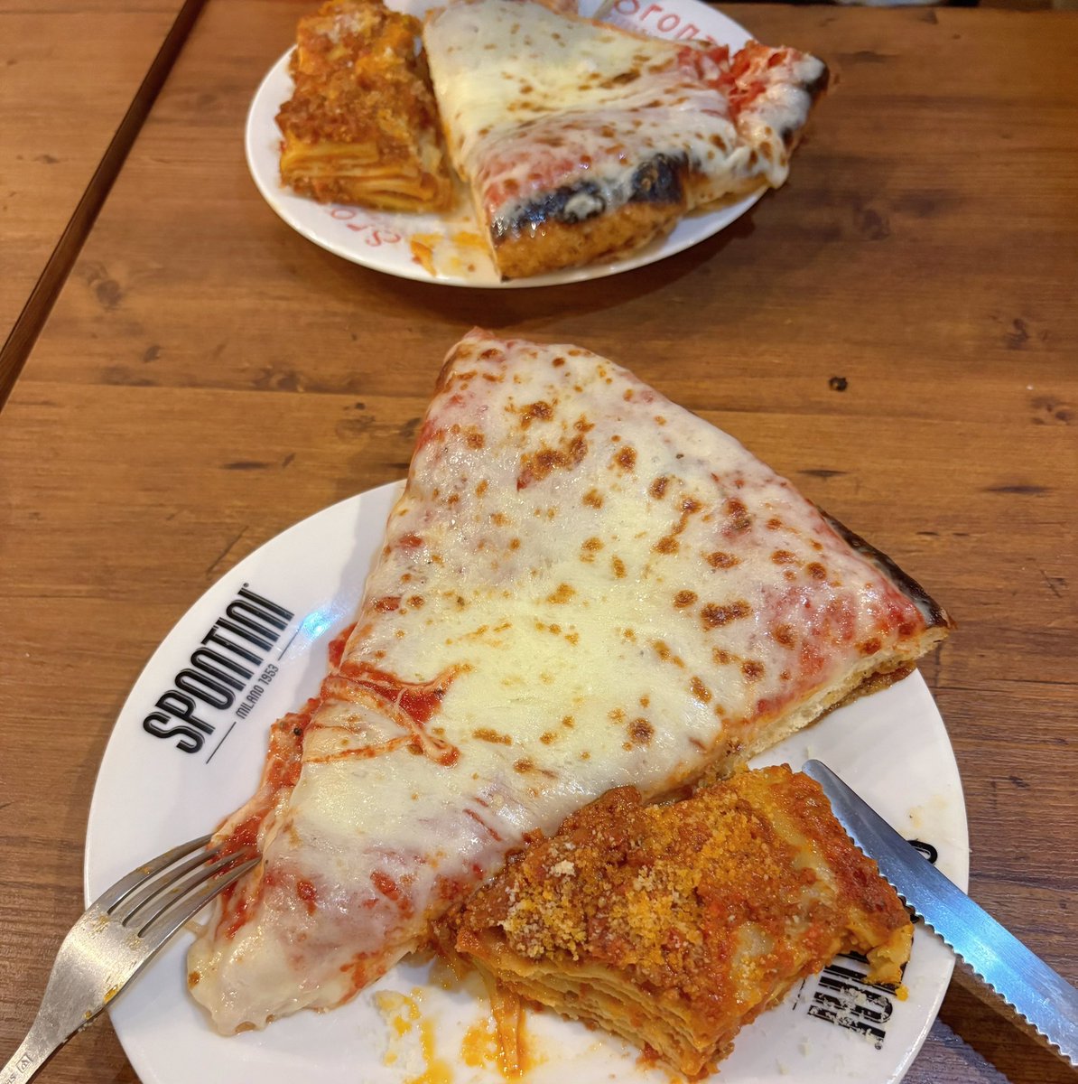 ずっと食べたかったでかいぴざを食べにきましたあまりにも幸せすぎて困った……正直あと50枚は食えます🍕🍕🍕🤦‍♀️🤦‍♀️🤦‍♀️🤦‍♀️