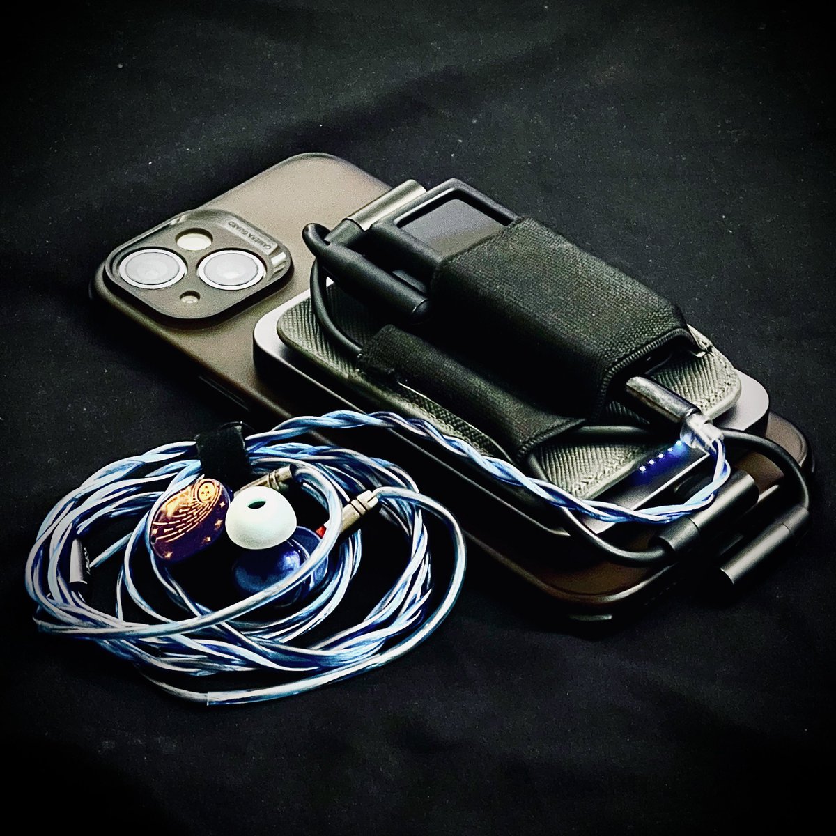 Platypus6's tweet photo. Moondrop Stellaris
iPhone 15plus
Fiio KA17
・D.MODE ON（給電あり）DACポケット使用
薄型MagSafeバッテリー
・背面にMagSafe用シール付け
・5000mAらしい
ー
総重量　450gぐらい

以下感想↓ https://t.co/rHHOsfbSKV