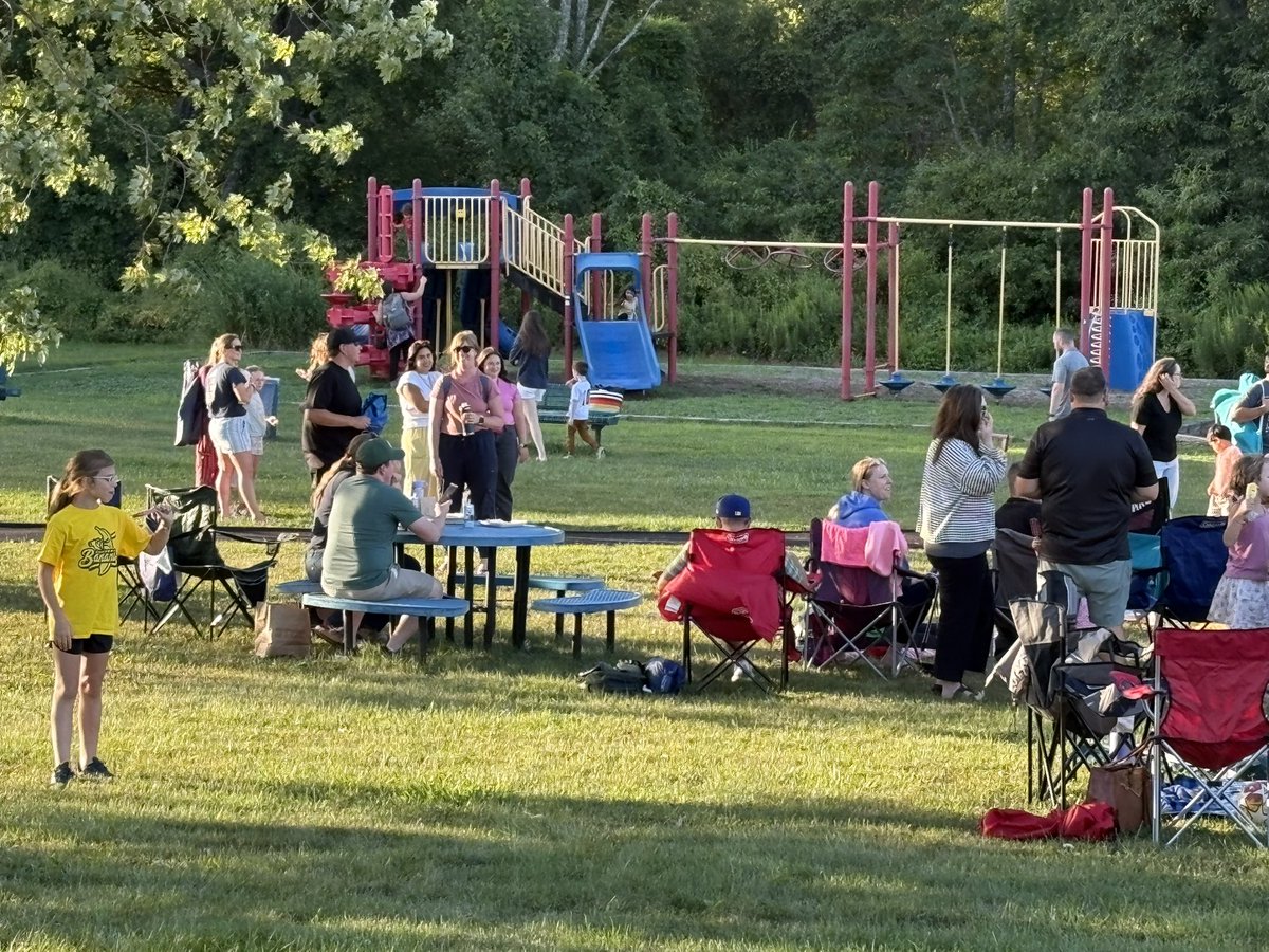JayBilly2's tweet photo. Popsicles on the Playground always brings a smile to my face. Kids seeing the friends and parents enjoying the outdoors @BearTavernES #beartavernpride https://t.co/IIeZvJVWrD
