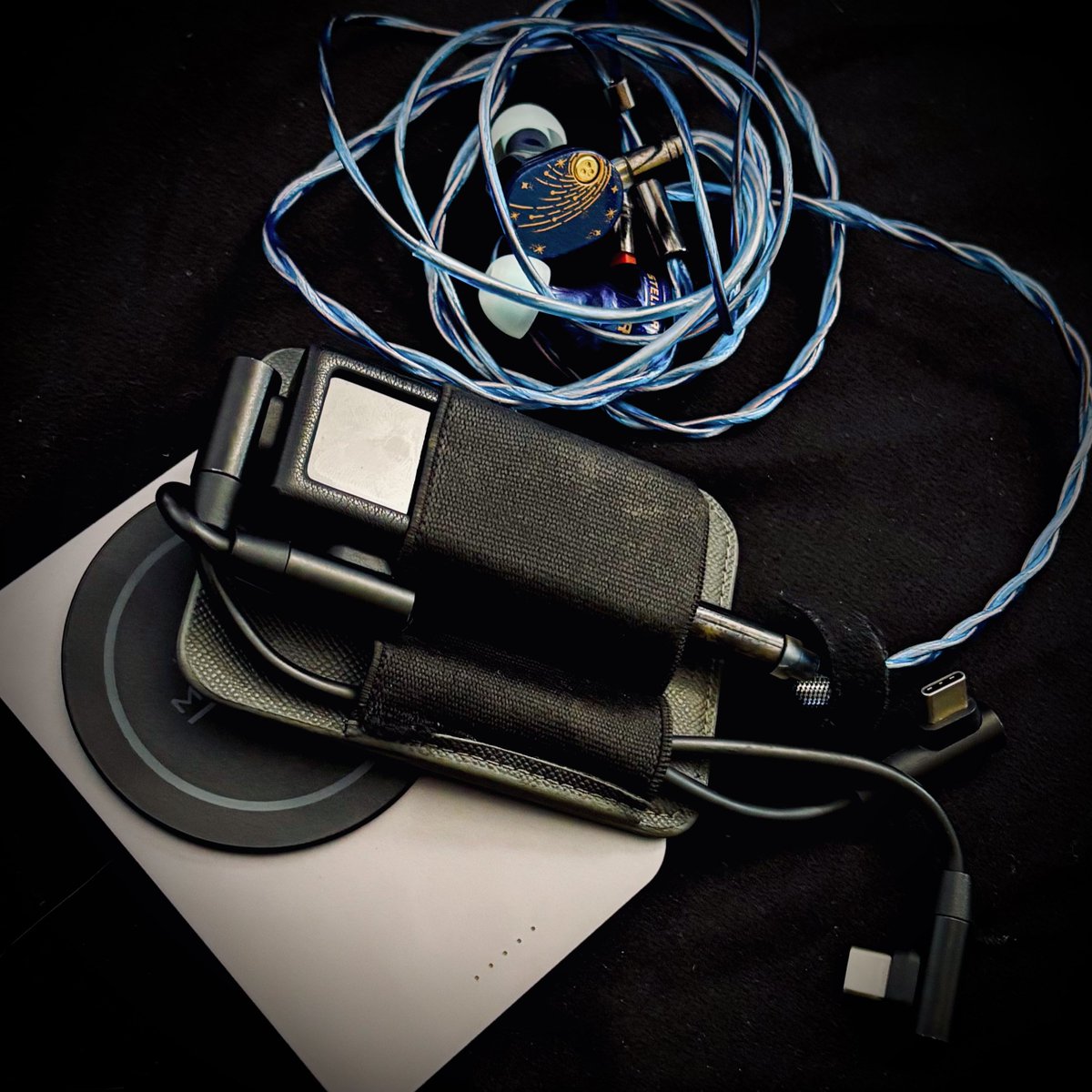 Platypus6's tweet photo. Moondrop Stellaris
iPhone 15plus
Fiio KA17
・D.MODE ON（給電あり）DACポケット使用
薄型MagSafeバッテリー
・背面にMagSafe用シール付け
・5000mAらしい
ー
総重量　450gぐらい

以下感想↓ https://t.co/rHHOsfbSKV