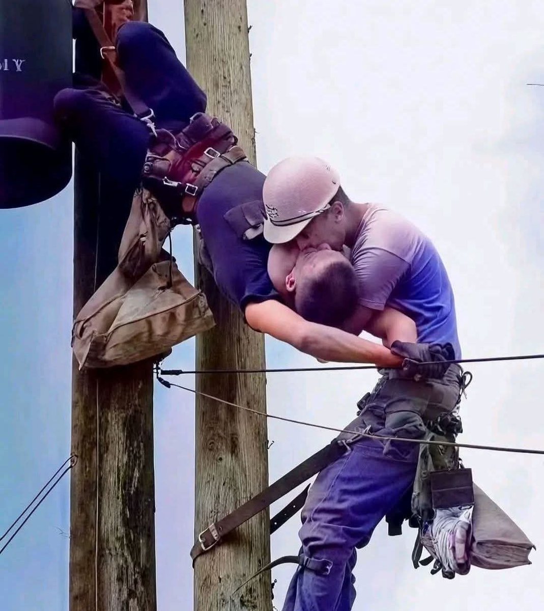 🌍 World Humanitarian Day 🌍

He was “dead.”
4,000 volts had stopped his heart.
His lungs had shut down.
And yet, he was still hanging up there, lifeless.

In desperation, his colleague climbed without hesitation.

With one arm he held his friend’s body…
and with the other, he