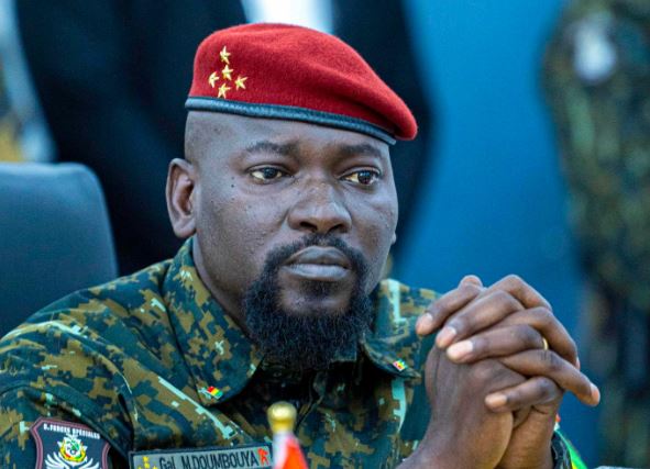 Le général Doumbouya décore le journaliste Taban Sylla et offre une maison à sa veuve et ses enfants visionguinee.info/le-general-dou… #Kibaro #WeDoMoreWednesdays