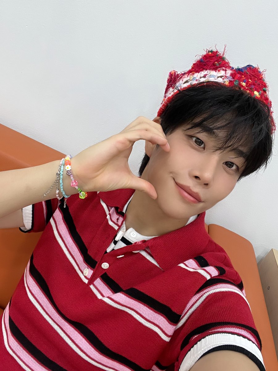 ASTRO_Staff's tweet photo. [📸] 🎲250820 MBC M #쇼챔피언🎲

🧡아로하~! 주니지니에게
Favorite memory 만들어 줘서 고마워요
언제까지나 우린 영원히💚

#주니지니 #ZOONIZINI
#아스트로 #ASTRO #아로하 #AROHA
#DICE #Some_Things_Never_Change #STNC https://t.co/Efp1oXAACO