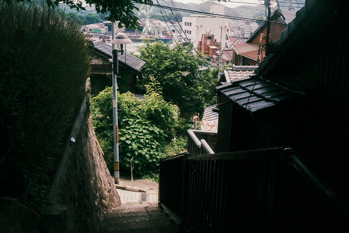zayasu_atelier's tweet photo. 暗がりから眩いところへ。路地裏探索の面白さはそこにある。

#フィルム写真 https://t.co/wJI3z0PTc4