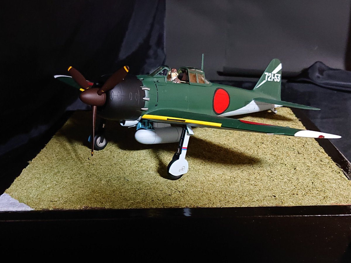 石膏とタミヤさんの情景テクスチャーペイントで簡単に地面を製作。

手慣れてないから時間が掛かる💦。