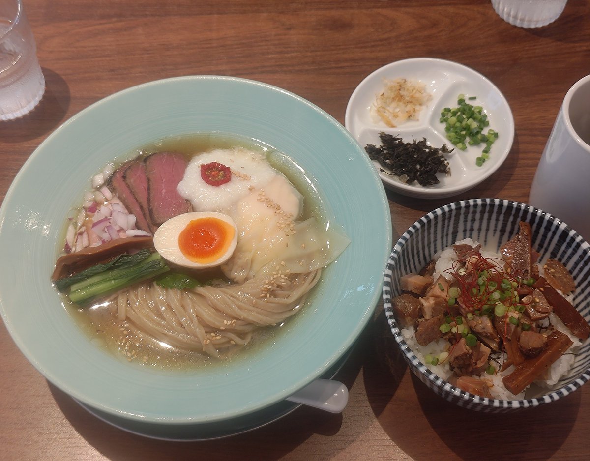 静岡県焼津市
麺創房LEO
冷香麺　まかない丼
見た目はイイし美味いし麺の柔らかさは喉越し最高！！
連休中は昼頃に売り切れになっていた人気の1杯
今日はたまたま残ってたけど、食べたい方は午前中に行くことをオススメします