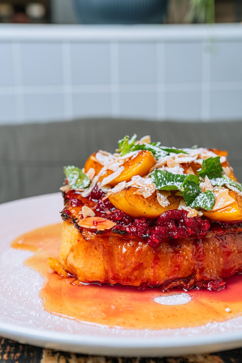 There's a brand new breakfast addition at @peartreeatgreenlandplace and it's worth getting excited for

Peach Melba French Toast, captured both in action and on the table 

Would you try this to start your morning? 🍑🍞 #actionshot #food #frenchtoast #photo #londonphotographer