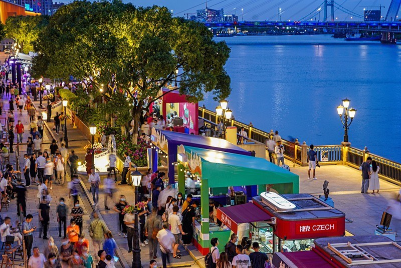 izhejiang's tweet photo. #Zhejiang is powering up its "first-store economy"! By 2027, the province plans to add 2,000 new brand-first stores, including 200 premium debuts across East China and beyond. Over 50 zones will be built to incubate, cluster and elevate retail innovation. 🛍️🛒 https://t.co/GPyf9lGO36