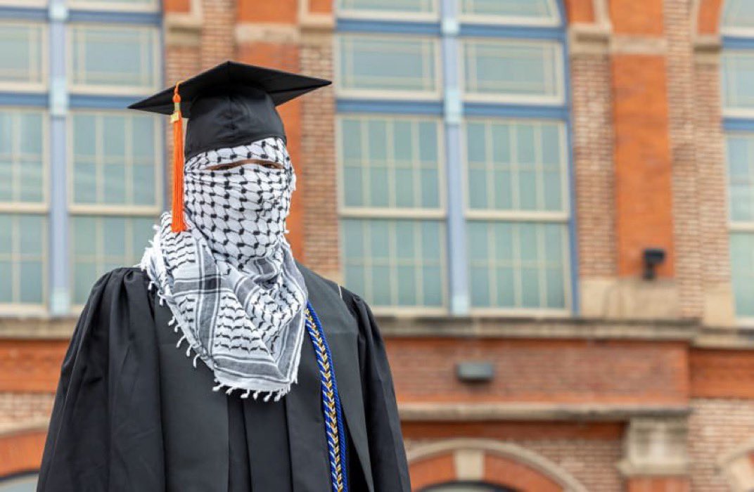 Die VAE schoben einen pali Studenten ab, weil er bei einer Abschlussfeier ‚Free Palestine‘ rief und ein Pali-Tuch trug. 
Öffentliche Solidarität mit Palästina ist dort verboten, Hamas gilt als Terrororganisation. 
Sollten westliche Länder ähnlich handeln? 
#B2008