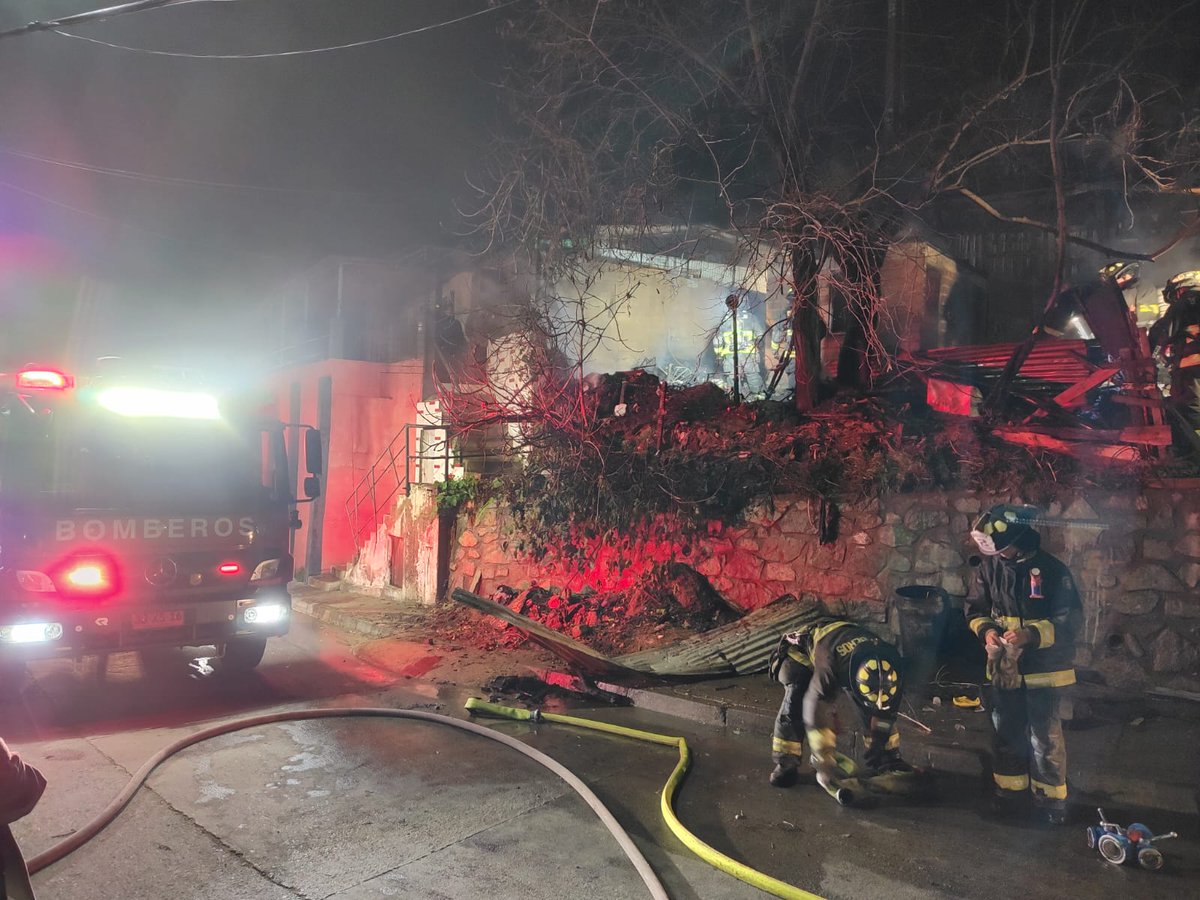 #QUILLOTA (AMPLIACIÓN) Una vivienda totalmente consumida por el fuego es el resultado de un incendio estructural en calle Pedro Aguirre Cerda sector El Mirador del Cerro Mayaca. En el lugar personal del Cuerpo de Bomberos Quillota, Gestión de Riesgo de Desastres Quillota.