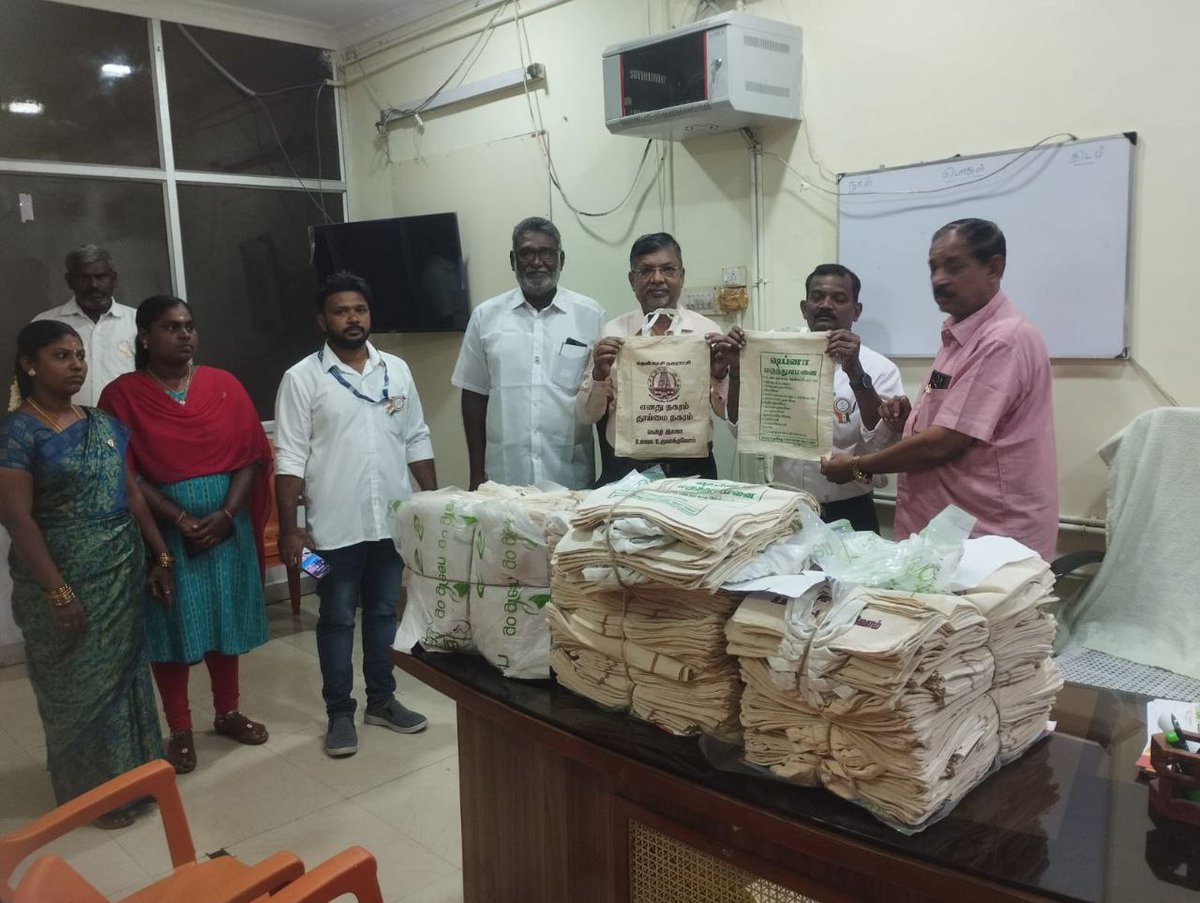 commrtenkasi's tweet image. One thousand cloth bags were received from Shabnam Hospital with CRS funds to be used in an effort to eliminate plastic use..#MeendumManjappai 
#TNPCB #singleuseplasticban
#saynotosup
@CMOTamilnadu
@Chief_Secy_TN
@KN_NEHRU
@SwachhBharatGov
@tnmaws @MawsTamilnadu @sbmrdmanellai