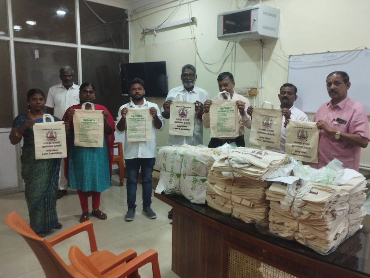 commrtenkasi's tweet image. One thousand cloth bags were received from Shabnam Hospital with CRS funds to be used in an effort to eliminate plastic use..#MeendumManjappai 
#TNPCB #singleuseplasticban
#saynotosup
@CMOTamilnadu
@Chief_Secy_TN
@KN_NEHRU
@SwachhBharatGov
@tnmaws @MawsTamilnadu @sbmrdmanellai