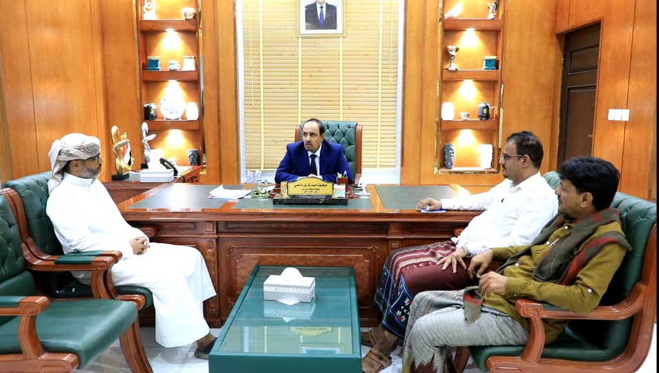 المقدم #علي بن الشيبة اختلفنا او اتفقنا يبقى حضرمي اصيل #يهمه الصالح العام لحضرموت الارض و الإنسان .
احياناً يلتبس عليه #الأمر لكنه صادق، فعندما تبان له الحقيقة #يقف كالطود الشامخ الى جانبها لاتحركه #العواصف مهما بلغت قوتها ..
دمت بخير اخي علي..