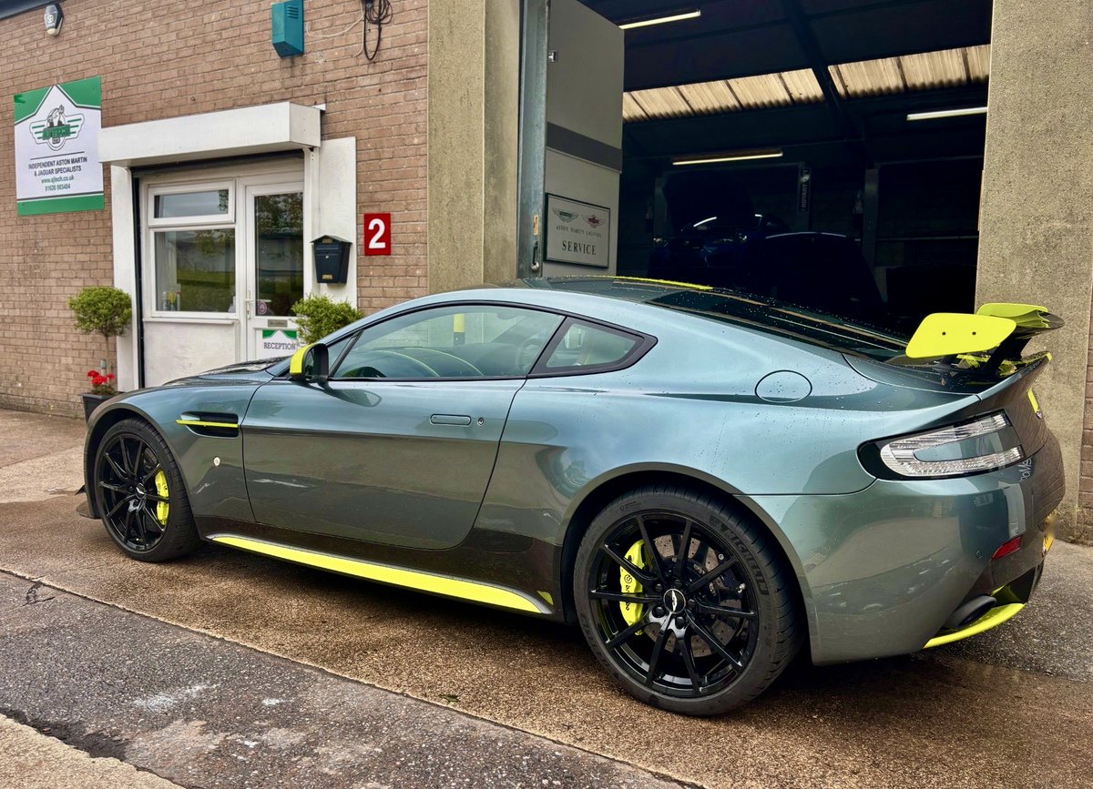 We love the sound of a V12 in the workshop 😍❤🏎

#astonmartin #v12vantage #astonmartinv12 #fastcars #sportscar #prestigecars