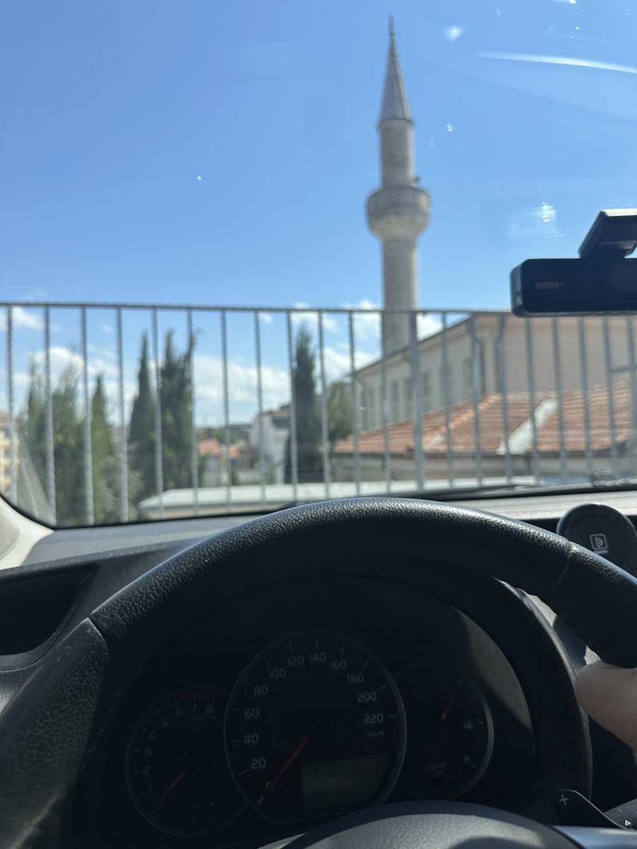 Aziz Mahmut’ta bir teyze baya güzel çiğbörek yapmış ağlaya ağlaya dağıtıyordu. Arabayı tıklattı 2 tane verdi. İnanılmaz güzeldi. İnş büyülü değildir baya lezzetliydi