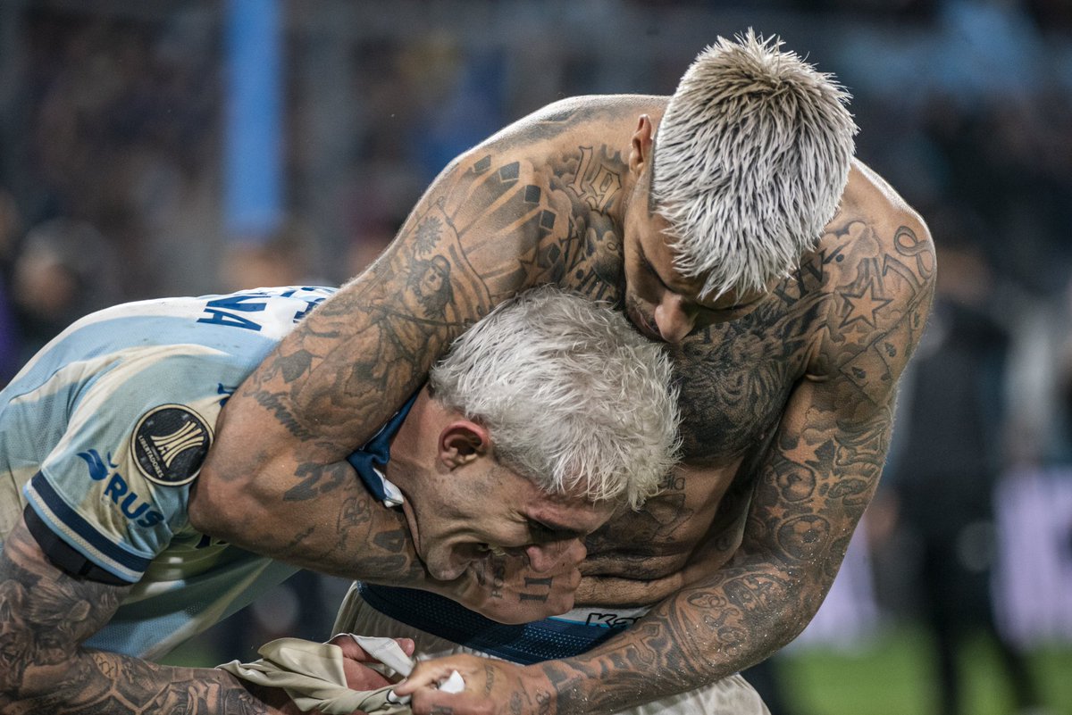 Algunas cosas del partido de anoche:

-Este Racing es de los equipos mas coperos que vi en mi vida.
-Maravilla y Dios tenían un plan.
-Balboa fue la espalda, el culo y el brazo adicional que Maravilla necesitaba.
-Rojas no es invisible, Scaloni.
-Aguirre metió a Peñarol atras en