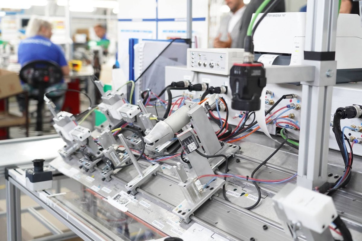 Денес присуствував на отворање на нова хала на компанијата „Амфенол“ во Општина Кочани.

Станува збор за инвестиција којашто е трудо-интензивна близу 3.200 вработени, со план за нови 500 вработувања, во две фази. Кога ќе биде завршен објектот ќе имаме нови 300 вработени, догодина