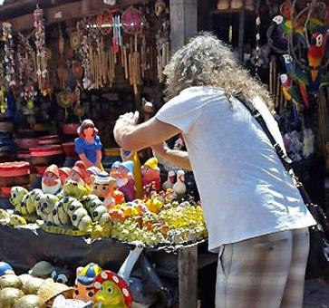 hoy en el día de su cumpleaños es importante recordar el momento de humildad vivido por Robert Plant apreciando nuestra artesanía en Areguá.