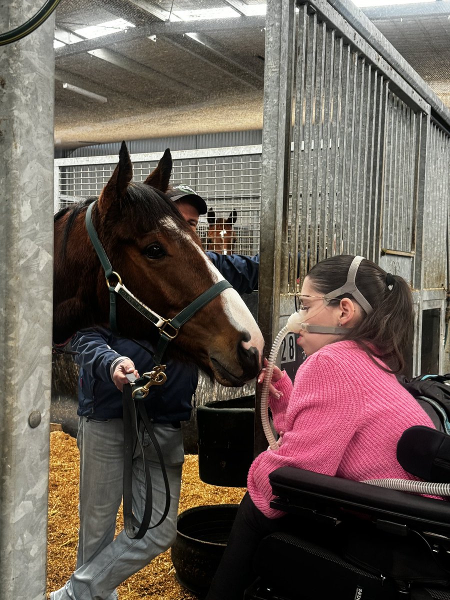A busy week on the road meeting great people &amp; horses &amp; hearing amazing stories. 

Lovely to catch up with Amy Evans (📸) whilst she saw her horses at Luke Oliver’s this morning. We both agree horse time is the best time 🙏