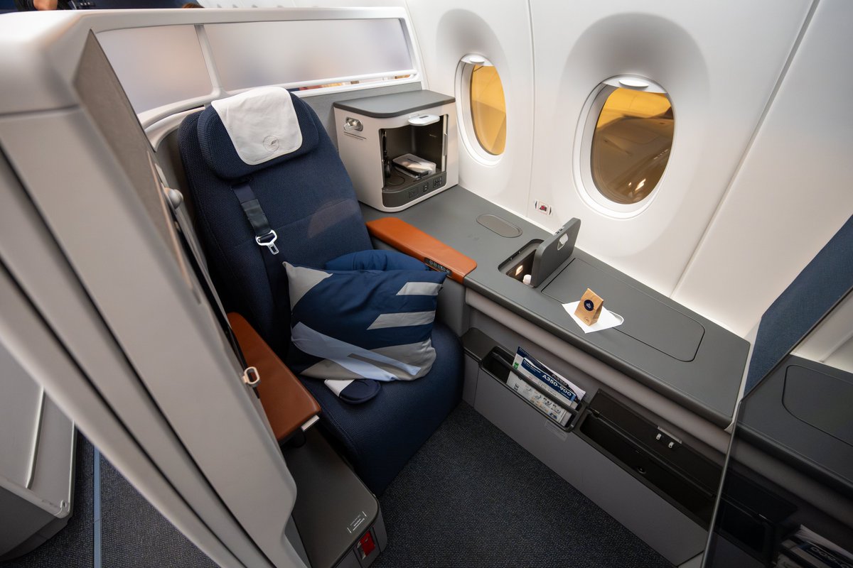 yann_aviation's tweet photo. After 7 years, @Lufthansa’s #Allegris is finally flying!  
I tried the most luxurious seat — the Allegris Business Class Suite — on an A350 from PVG to MUC.
Sliding door, huge space, seat heating &amp; cooling, Michelin-starred meals…

Read the full story 👉  https://t.co/m3Fe5kY1Fp https://t.co/whYszWDA4l