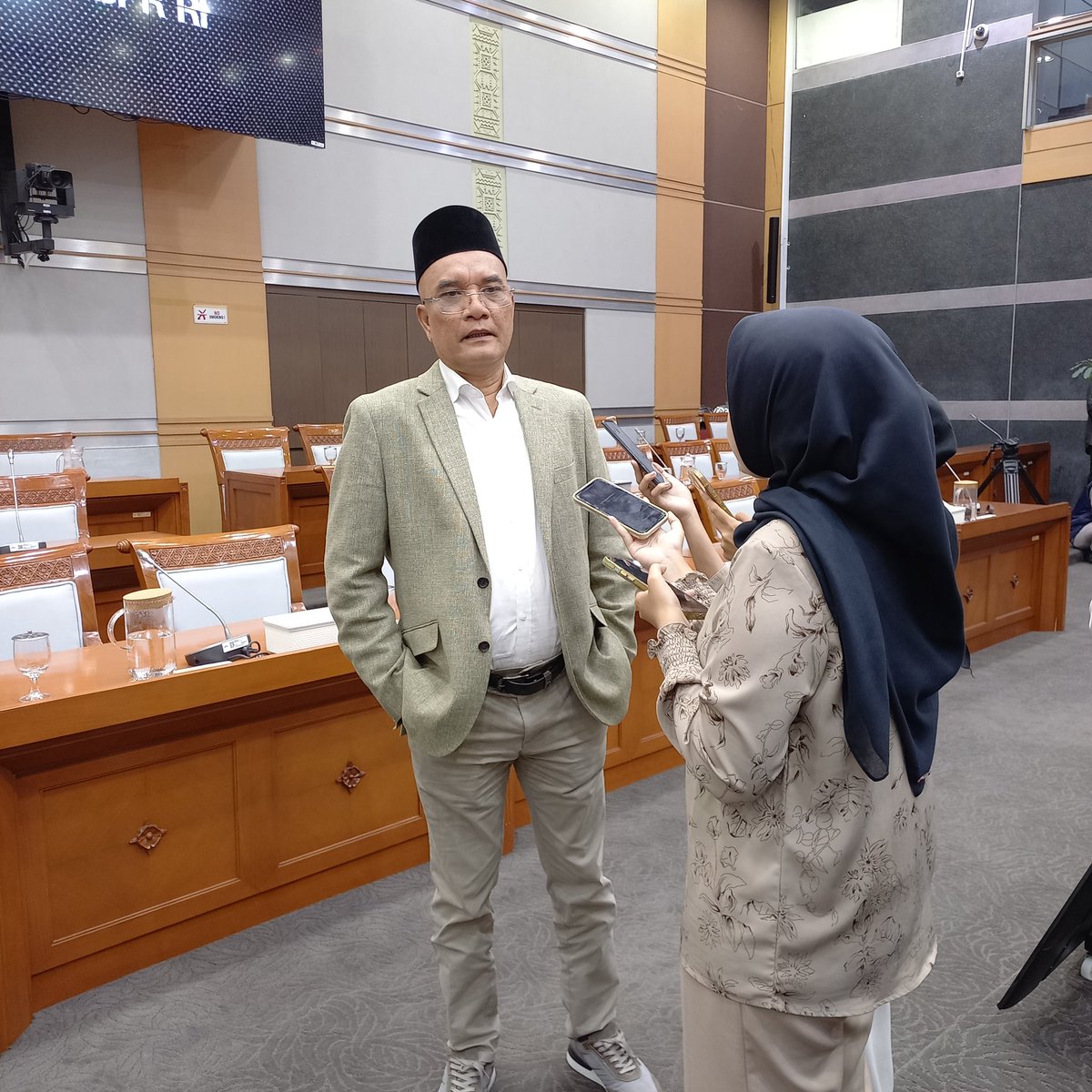 Ketua Komisi VIII DPR Marwan Dasopang menyatakan akan segera mengambil keputusan agar dana Badan Pengelola Keuangan Haji (BPKH) dapat digunakan untuk membayar kebutuhan masyair (layanan haji di Saudi).

kumparan.com/kumparannews/k…