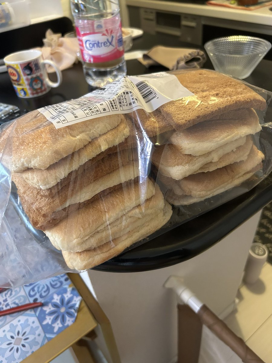 廃油をなるだけ減らしたくてパン耳を大量に買ってきた🍞
昔はよくパン屋さんにご自由にどうぞって置いてあったらしいけど、これだけ入って100円だったらもう大満足◎