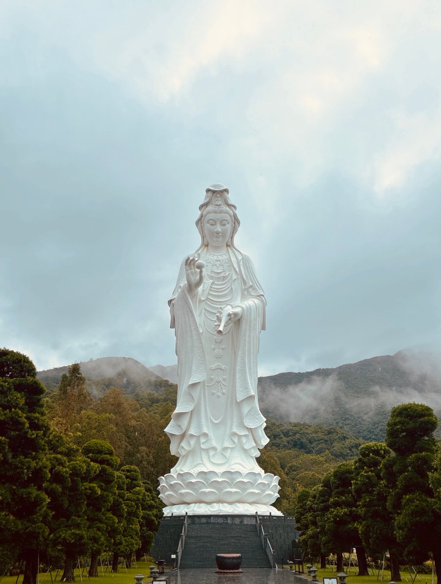 Noelsxarson's tweet image. 今日は香港の慈山寺に行き、静かに座っているうちに心も少しずつ落ち着いていきました。その自分と向き合う静けさは、都会ではなかなか味わえない貴重なひとときです🌿

📍慈山寺　🧘🏻‍♀️写経・心の風景