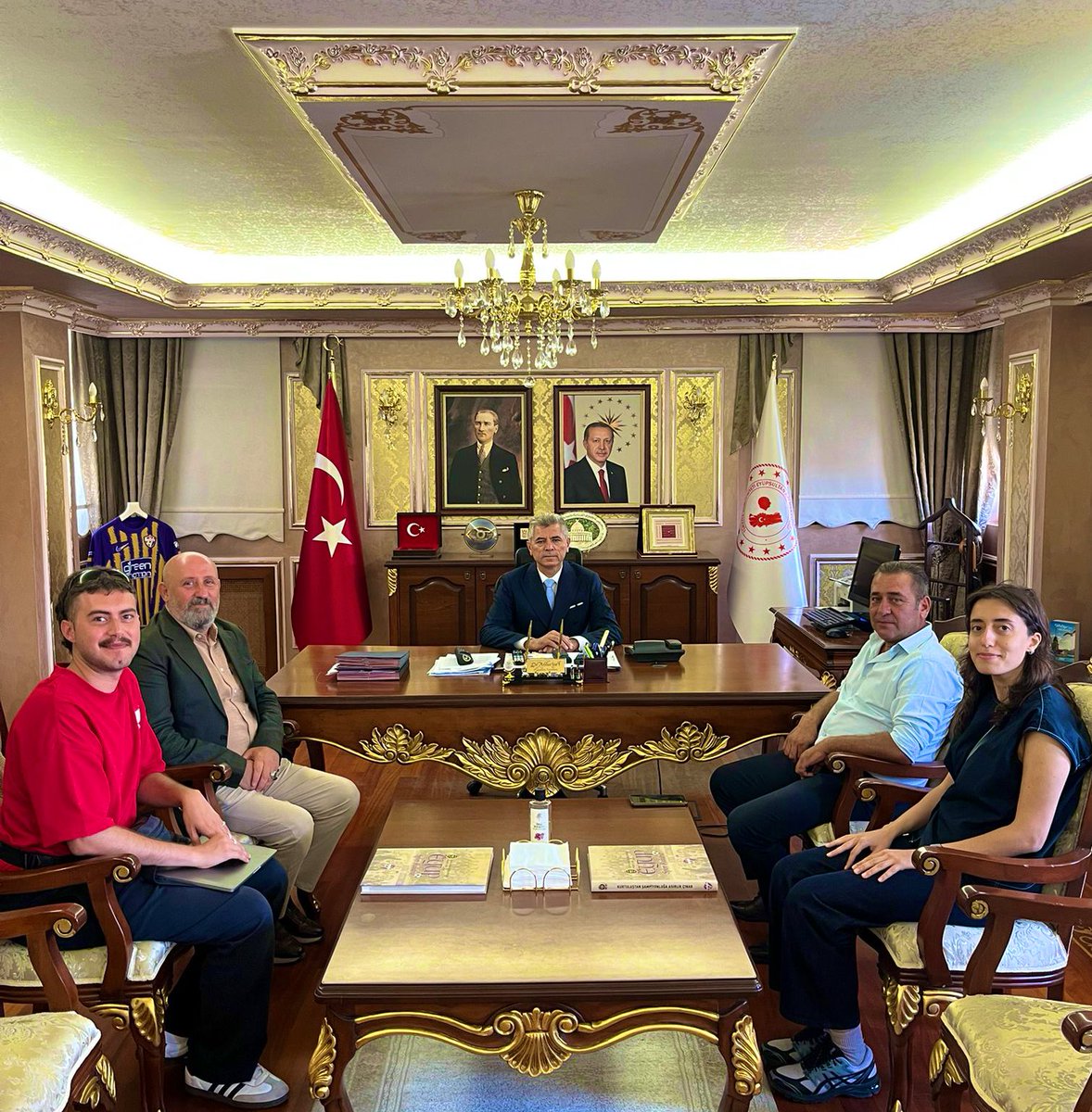 Eyüpsultan Kaymakamlığı (@eyupsultan_tc) on Twitter photo Akpınar Mahalle Muhtarı Serkan Çifter, Akpınar Ortaokulu Müdürü Mehmet Reşit Ebe ve İş İnsanı Kubilay Ercelep, Kaymakamımız Sayın Dr. <a href="/ArslanYurt19/">Arslan Yurt</a>’u ziyaret etti. Akpınar Mahalle Muhtarı Serkan Çifter, Akpınar Ortaokulu Müdürü Mehmet Reşit Ebe ve İş İnsanı Kubilay Ercelep, Kaymakamımız Sayın Dr. <a href="/ArslanYurt19/">Arslan Yurt</a>’u ziyaret etti.