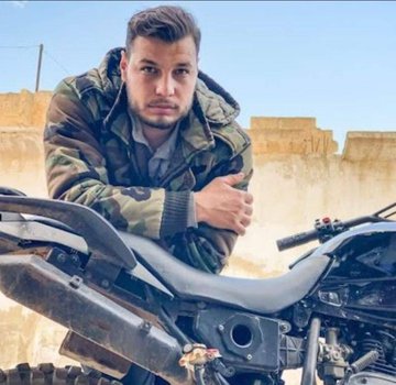 مقتل الشبيح هيثم العمر ابو جعفر و ابنه على يد مجهولين في منزله ببلدة قمحانة متهم بارتكاب جرائم بعهد النظام البائد تحت مظلة المخابرات الجوية وعلى تعاون مع الميلشيات الشيعية و الإيرانية في #سوريا.

#سورية #سوريا_الان #سوريا_الجديدة #شبيحة_بشار_الاسد #بشار_الأسد