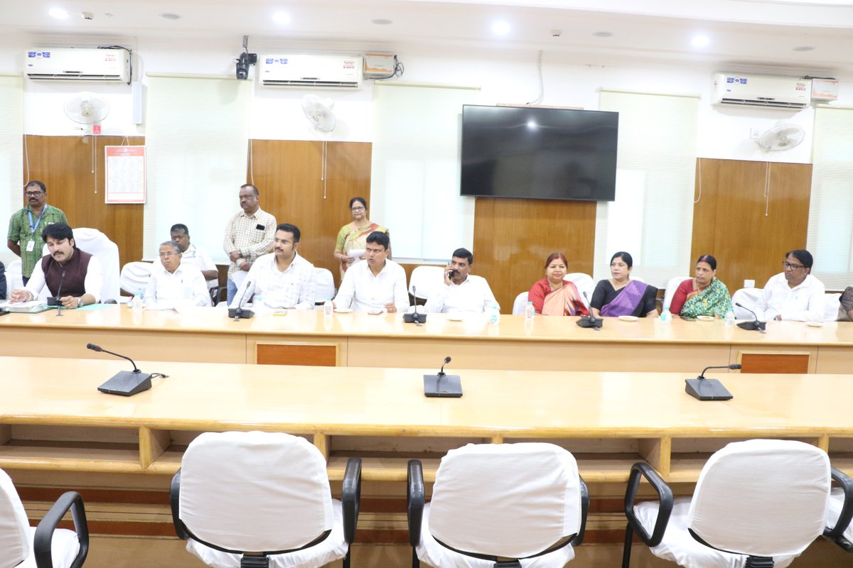 SubasiniJenaInd's tweet image. ୨୦୨୫-୨୬ ବିଧାନସଭା ଗ୍ରନ୍ଥାଗାର କମିଟିର ପ୍ରଥମ ବୈଠକ ଆଜି ବିଧାନସଭା ସମ୍ମିଳନୀ କକ୍ଷରେ ଅନୁଷ୍ଠିତ ହୋଇଥିଲା। ଏହି ବୈଠକରେ ଯୋଗ ଦେଇ କମିଟିର ଆଗାମୀ କାର୍ଯ୍ଯପନ୍ଥା ସମ୍ପର୍କିତ ଆଲୋଚନାରେ ଅଂଶଗ୍ରହଣ କରିଥିଲି। 

#Bidhansabha 
#LibraryCommittee
#Bhubaneswar #Odisha