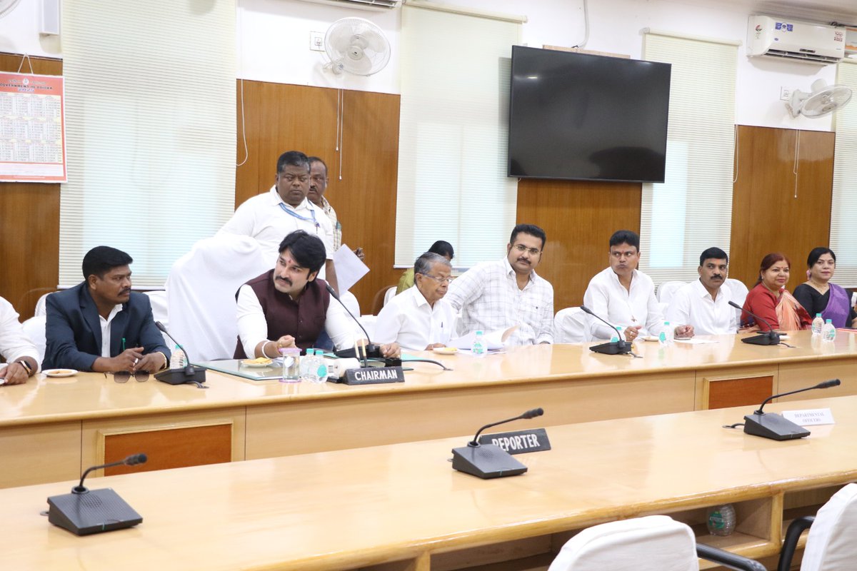 SubasiniJenaInd's tweet image. ୨୦୨୫-୨୬ ବିଧାନସଭା ଗ୍ରନ୍ଥାଗାର କମିଟିର ପ୍ରଥମ ବୈଠକ ଆଜି ବିଧାନସଭା ସମ୍ମିଳନୀ କକ୍ଷରେ ଅନୁଷ୍ଠିତ ହୋଇଥିଲା। ଏହି ବୈଠକରେ ଯୋଗ ଦେଇ କମିଟିର ଆଗାମୀ କାର୍ଯ୍ଯପନ୍ଥା ସମ୍ପର୍କିତ ଆଲୋଚନାରେ ଅଂଶଗ୍ରହଣ କରିଥିଲି। 

#Bidhansabha 
#LibraryCommittee
#Bhubaneswar #Odisha