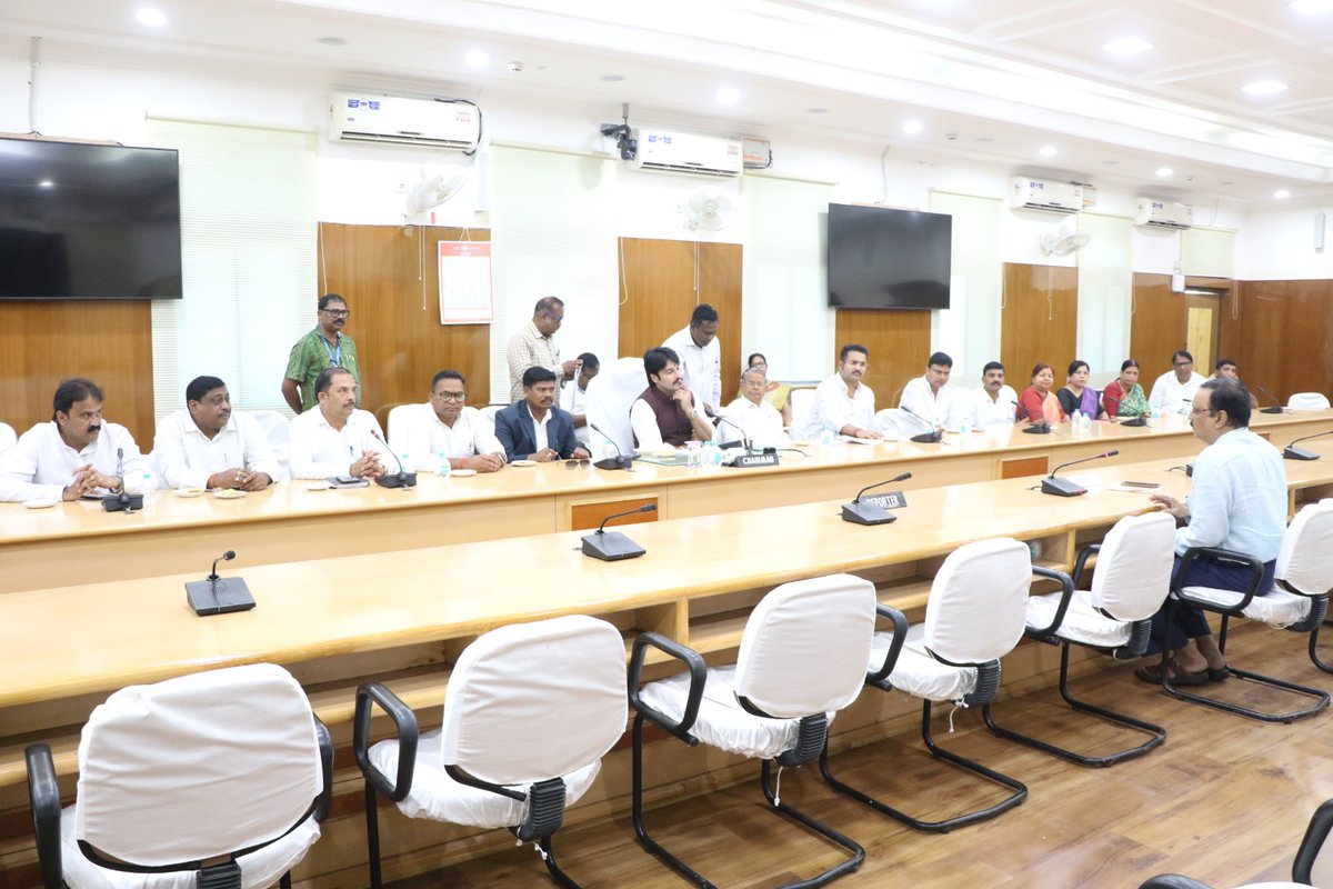 SubasiniJenaInd's tweet image. ୨୦୨୫-୨୬ ବିଧାନସଭା ଗ୍ରନ୍ଥାଗାର କମିଟିର ପ୍ରଥମ ବୈଠକ ଆଜି ବିଧାନସଭା ସମ୍ମିଳନୀ କକ୍ଷରେ ଅନୁଷ୍ଠିତ ହୋଇଥିଲା। ଏହି ବୈଠକରେ ଯୋଗ ଦେଇ କମିଟିର ଆଗାମୀ କାର୍ଯ୍ଯପନ୍ଥା ସମ୍ପର୍କିତ ଆଲୋଚନାରେ ଅଂଶଗ୍ରହଣ କରିଥିଲି। 

#Bidhansabha 
#LibraryCommittee
#Bhubaneswar #Odisha