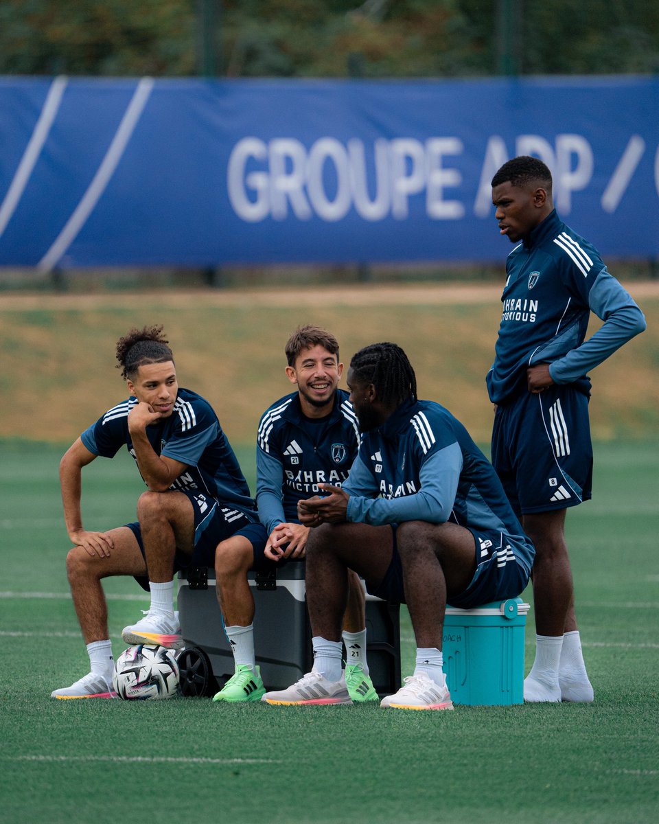 ParisFC's tweet photo. Place au terrain et au jeu ⚽️

🔵⚪️ #CertifiéParis https://t.co/NklamgMs4a