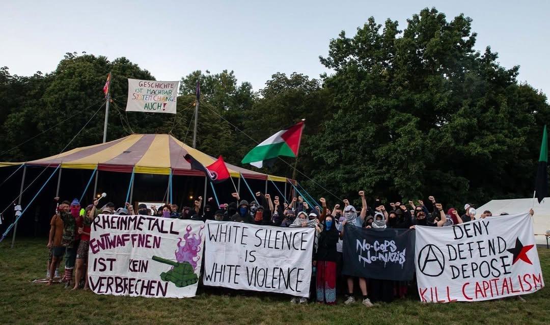 Die solidarischen Grüße vom System Change Camp kamen bei #RheinmetallEntwaffnen an!🤝 Hurra!

Das System-Change-Camp verurteilt die Kriminalisierung des antimilitaristischen Widerstands, denn "Rheinmetall Entwaffnen ist kein Verbrechen!"

Wir sagen gemeinsam: Krieg dem Krieg! 🔥