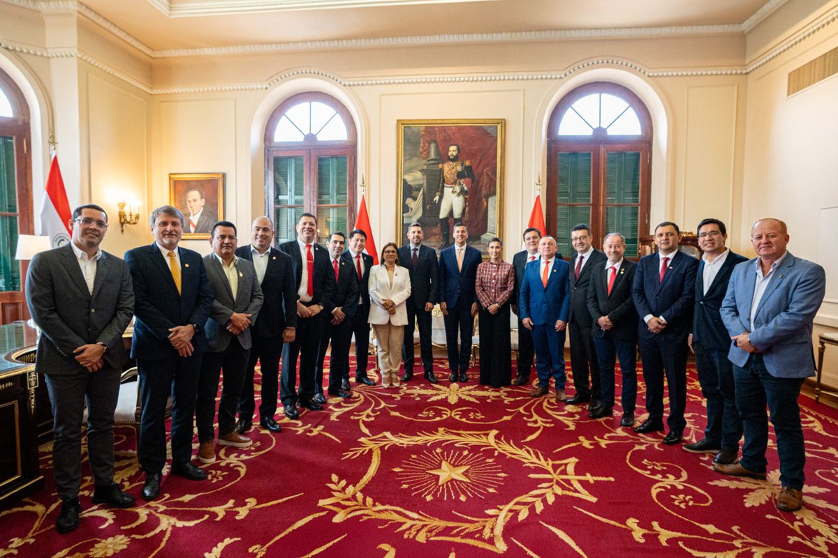 Hoy recibí a los gobernadores del Paraguay para la presentación de su nueva mesa directiva. 

Conversamos sobre los avances y los desafíos que tenemos por delante, y reafirmamos la importancia de seguir trabajando de manera coordinada.

La descentralización de programas y
