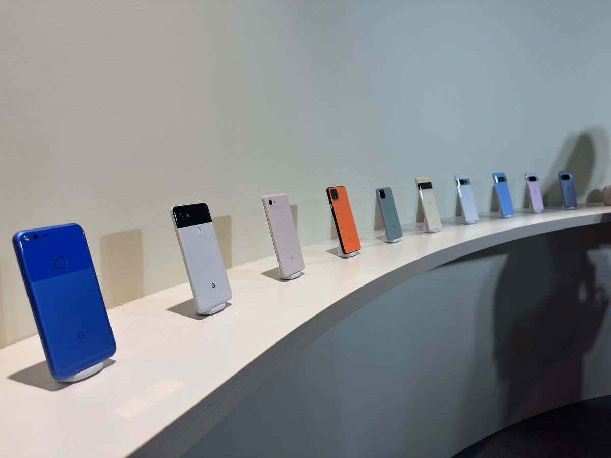 nobi's tweet image. 今回の #GooglePixel 日本発表会にはGoogleデザインチームのコーナーも。2023年の #MilanDesignWeek 「Shaped by Water」展で行われた #PixelWatch は水の表面張力がインスピレーションと言うデモも再現されていました！
楽しそうなスポイトで水を垂らすのやらせてもらった😉…