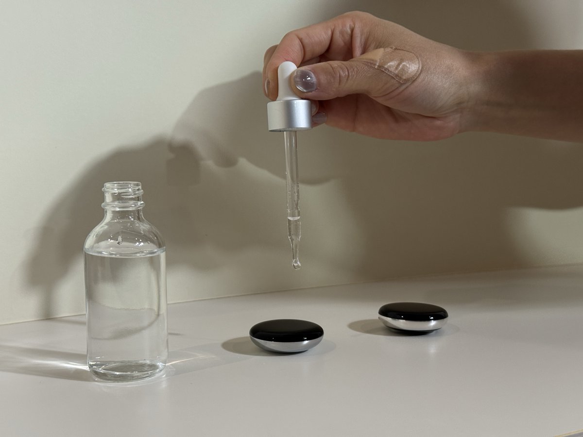 nobi's tweet image. 今回の #GooglePixel 日本発表会にはGoogleデザインチームのコーナーも。2023年の #MilanDesignWeek 「Shaped by Water」展で行われた #PixelWatch は水の表面張力がインスピレーションと言うデモも再現されていました！
楽しそうなスポイトで水を垂らすのやらせてもらった😉…