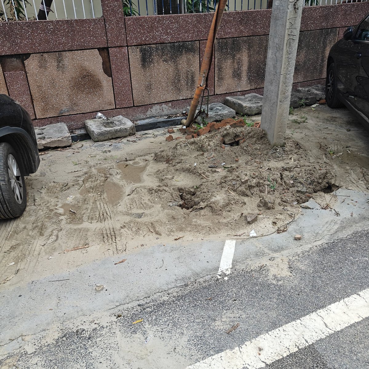 UmeshBatra14's tweet photo. No action yet. The deptt keeps the silence.. no one to act. Request authorities to initiate action...@dmgbnagar @noida_authority @CeoNoida @mduppcl https://t.co/U2J2Xt4eJR