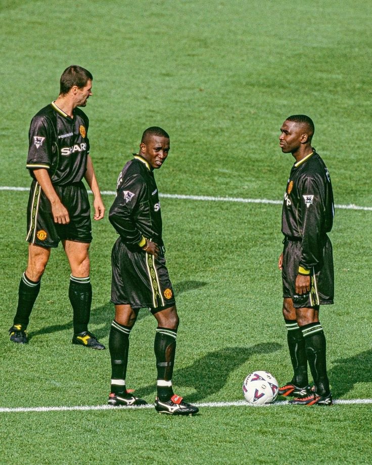 ManUtdHeritage's tweet photo. Keane, Yorke &amp; Cole (1998) #MUFC https://t.co/QPI1DZbNNP