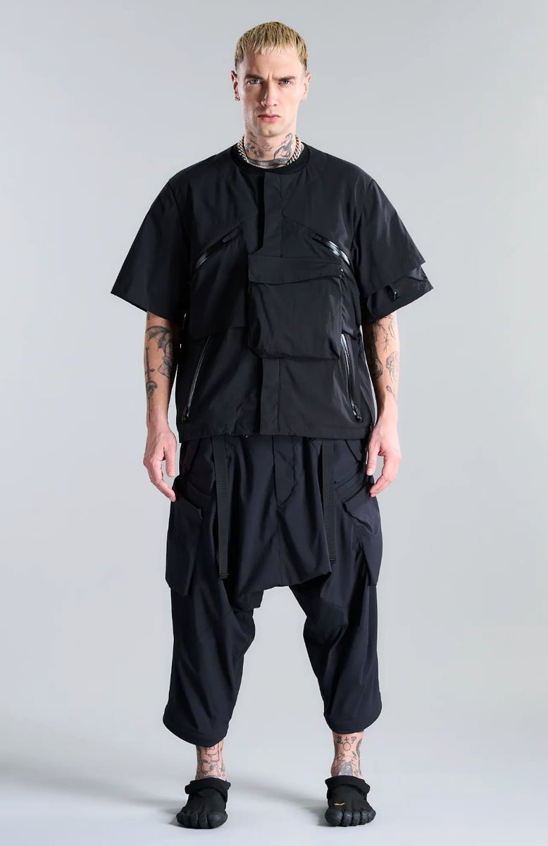 FearOfGod2013's tweet photo. 夏後半だがストレスえぐいのでJ1型のベストV1A-Mを購入。グレーが有名だが、公式でしか売ってない黒に。ACRONYMも少しずつ増えてきた。 https://t.co/q7SCGcdJQ3