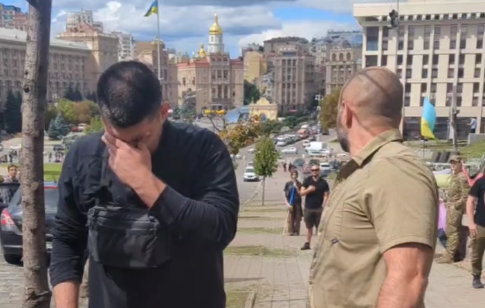 After memorial ceremony for David at #Maidan russian neonazi Denis Kapustin "White Rex" was thrown to the ground and pepper sprayed by anarchists for trying to attack LGBTQ+ war medic and take away rainbow flag. The fight against fascism happens all around #Ukraine

#antifascism