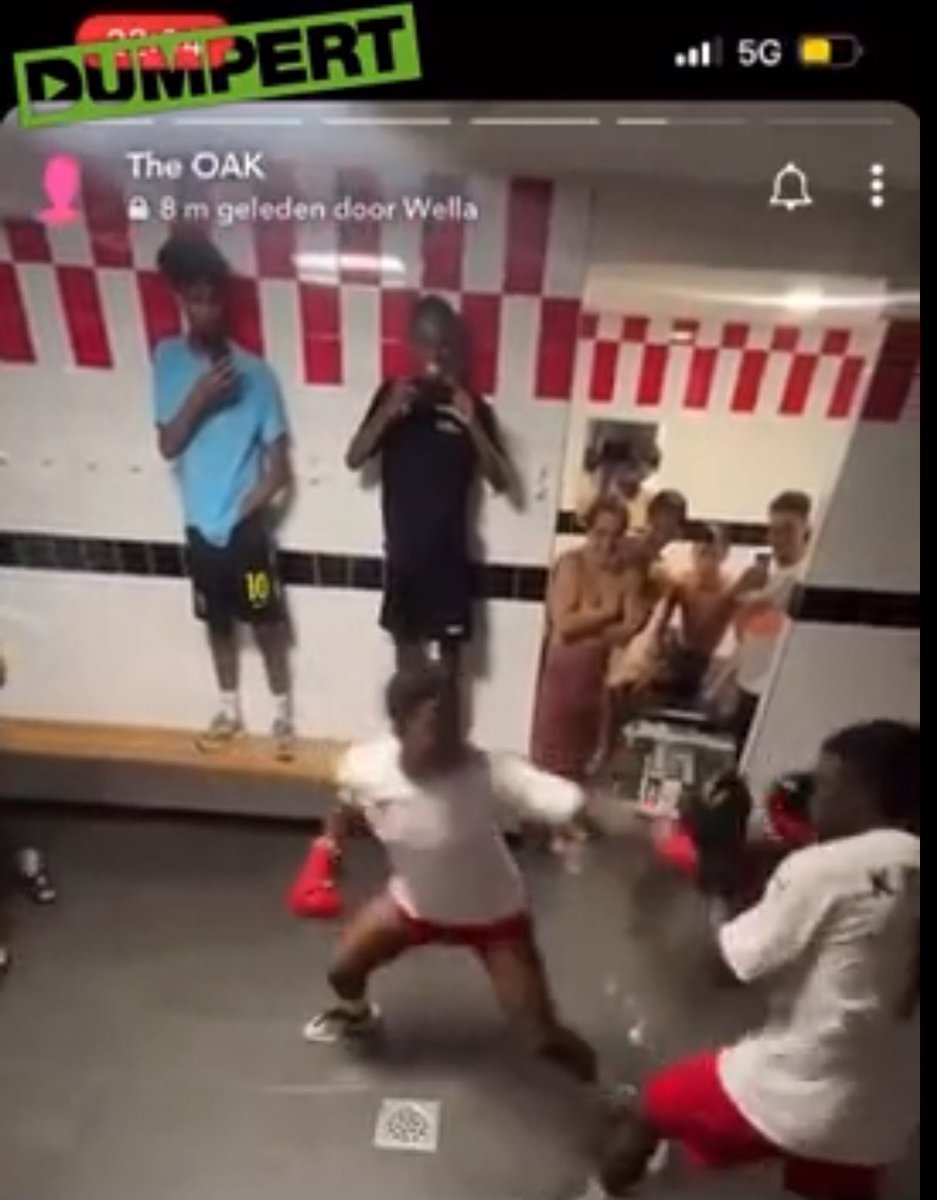 Potje sparren in de kleedkamer liep niet best af. Op Dumpert is vandaag een video verschenen van een bokspartij in een kleedkamer bij IJsselmeervogels in Bunschoten-Spakenburg. Eén van de spelers gaat hierbij knock-out. 
dumpert.nl/?selectedId=10…