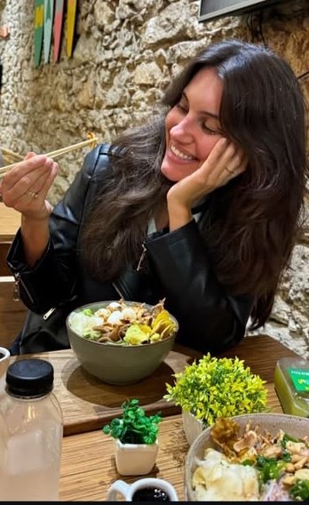 Ela e o poke dela 💚🥗

Priscila Buiar via Instagram