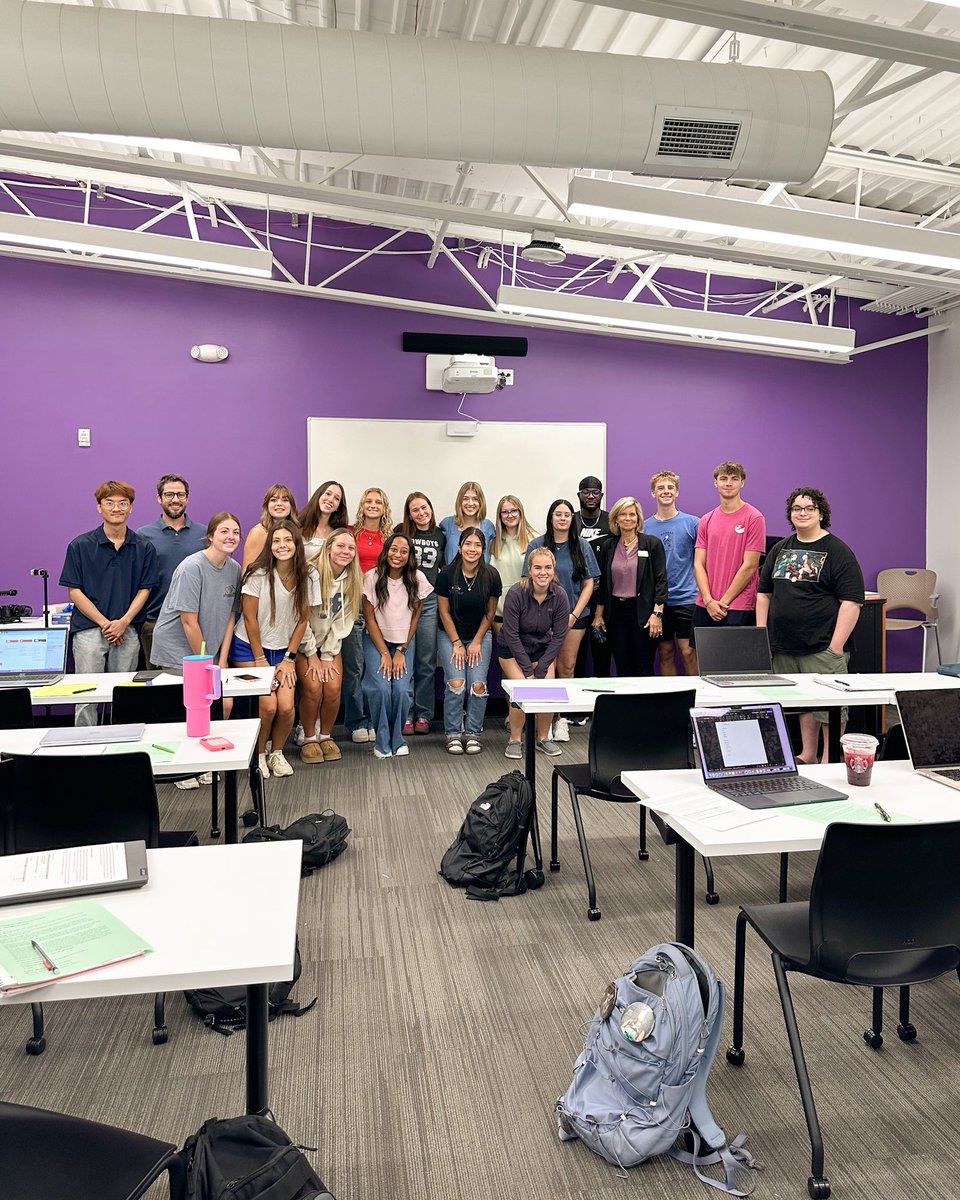 ButlerCC's tweet photo. From nursing to ID3D, biology to EMT โ and even a full class of Early College Academy studentsโฆ Dr. Daniel met some of the best at our Andover campus today! ๐๐ป Weโre excited for everything this semester has in store. ๐ #ButlerCC #ButlerGrizzlies #communitycollege #backtoschool