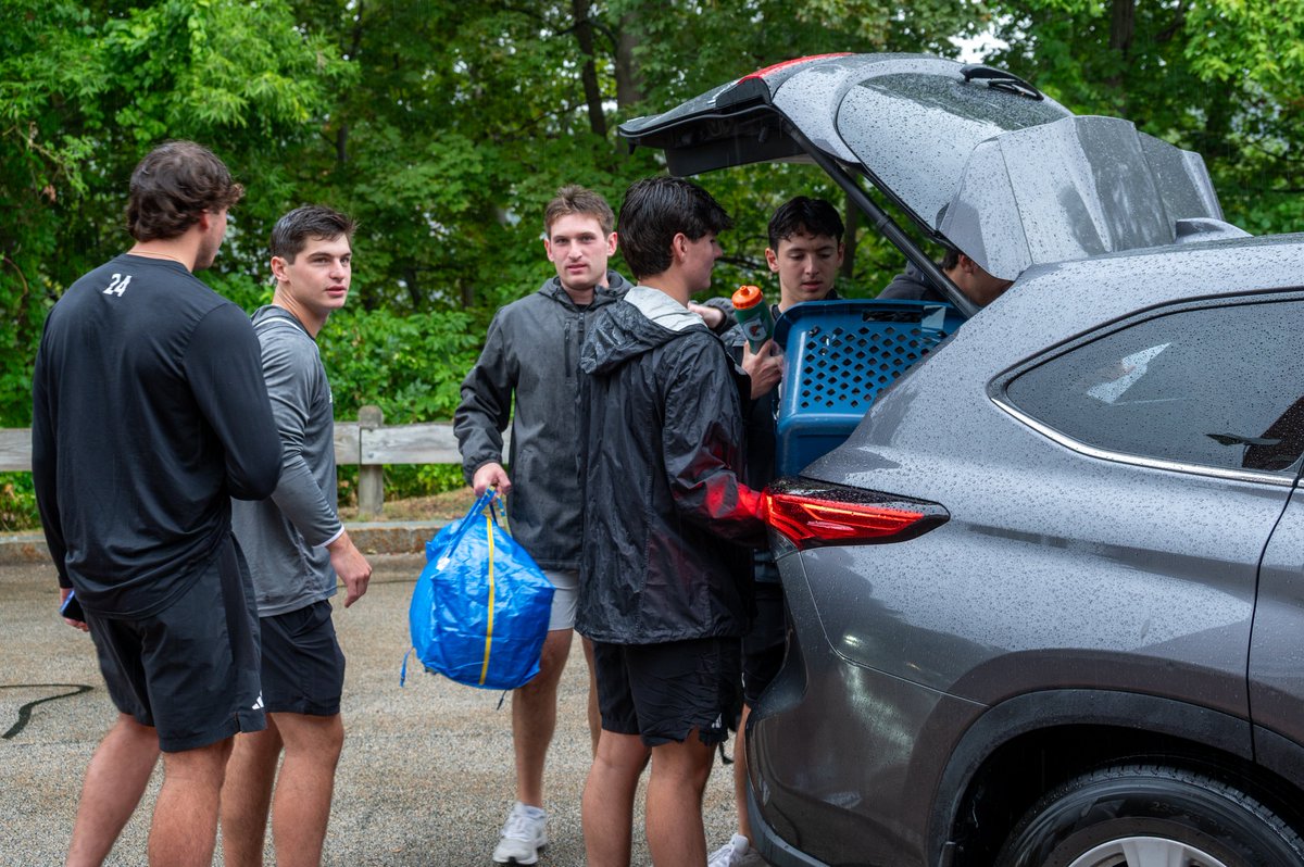 HCrossMLAX's tweet image. A rainy day couldn&apos;t stop us from helping with @holy_cross move-in day!

#GoCrossGo