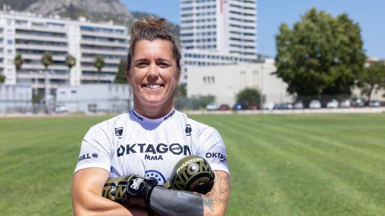 OliviaPenichou's tweet image. [Notre Défense] #Defcast 🎙️ « Dans la peau d’une championne de MMA »
Une combattante. Une compétitrice aussi. Le premier maître Eva est monitrice d’EPMS [entraînement physique militaire et sportif] et championne de MMA. 
Entretien 💬 defense.gouv.fr/actualites/def… #Engagement #Defcast