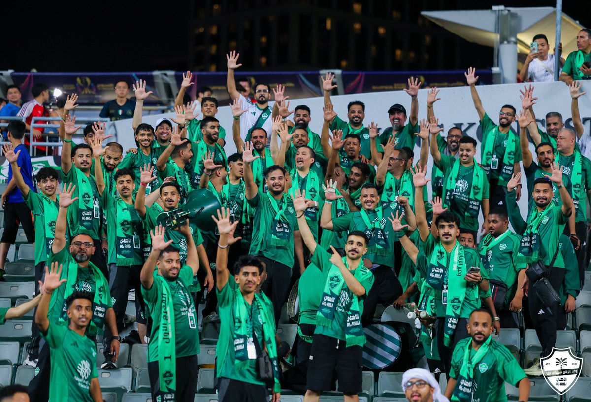 ALAHLI_FC's tweet photo. 📸 | والله بحبه مجانين 💚🤍

#كأس_السوبر_السعودي https://t.co/74sOOleBMO