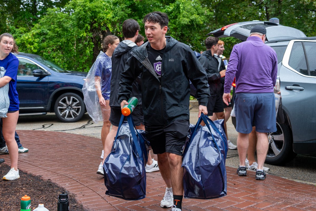 HCrossMLAX's tweet image. A rainy day couldn&apos;t stop us from helping with @holy_cross move-in day!

#GoCrossGo