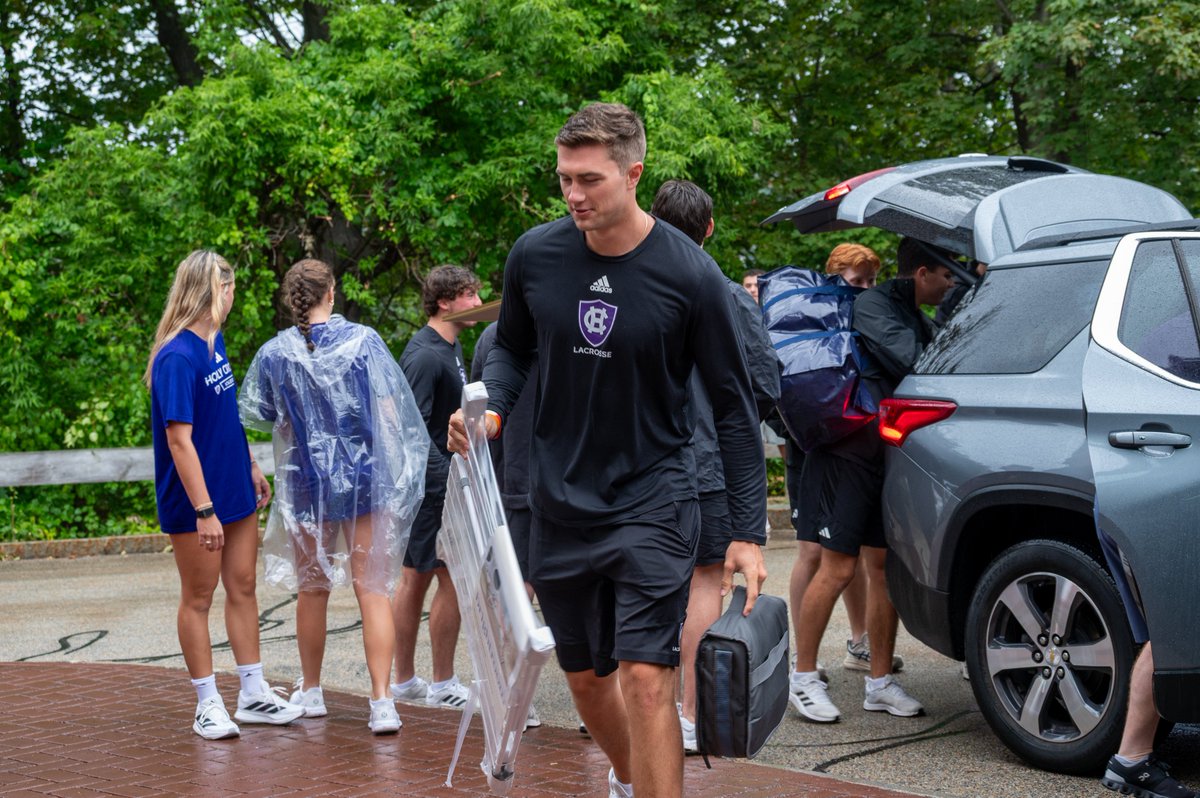 HCrossMLAX's tweet image. A rainy day couldn&apos;t stop us from helping with @holy_cross move-in day!

#GoCrossGo